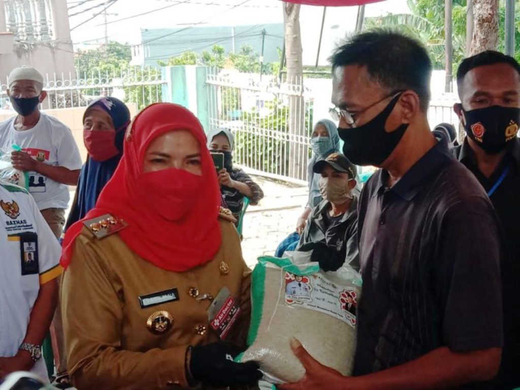 Walikota Bandar Lampung Bersama Baznas bagikan 24.000 Sak Beras
