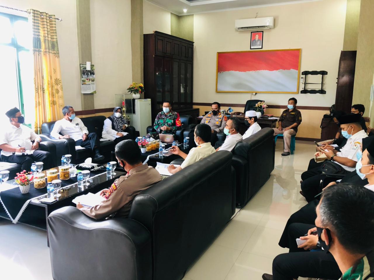 Dandim Aceh Barat Dan Kapolres Pimpin Rapat Koordinasi Serta Evaluasi Terkait Covid - 19 Dan Pelaksanaan PPKM Mikro