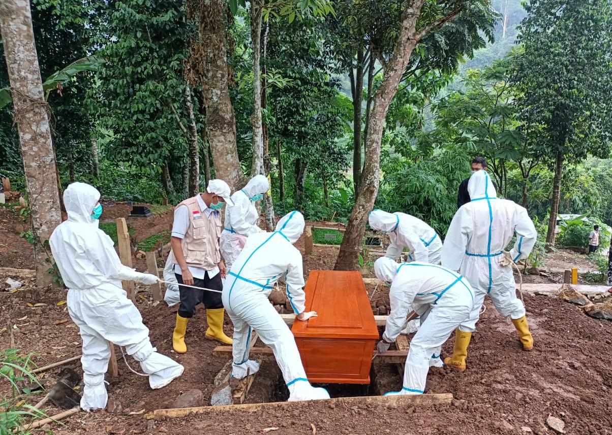 Tim Evakuasi Satuan Tugas Percepatan Penanganan Covid-19