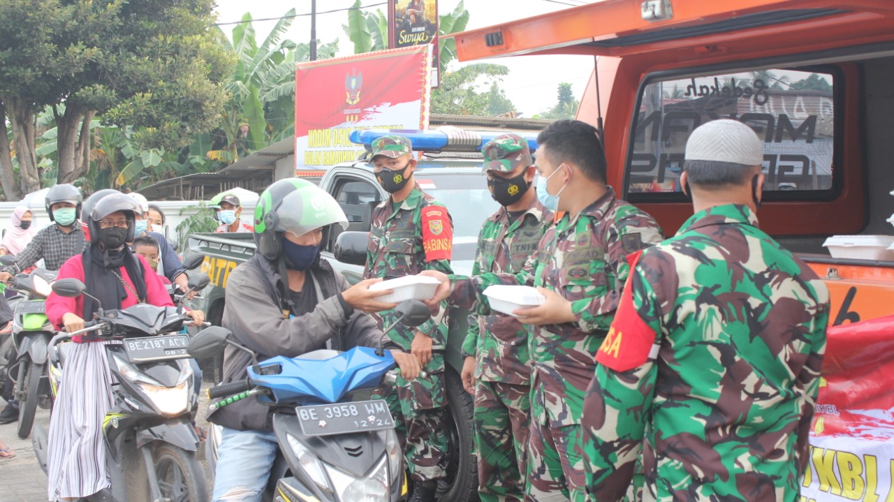 Kegiatan Sosial Dengan Membagikan Takjil dan Masker Kepada Masyarakat