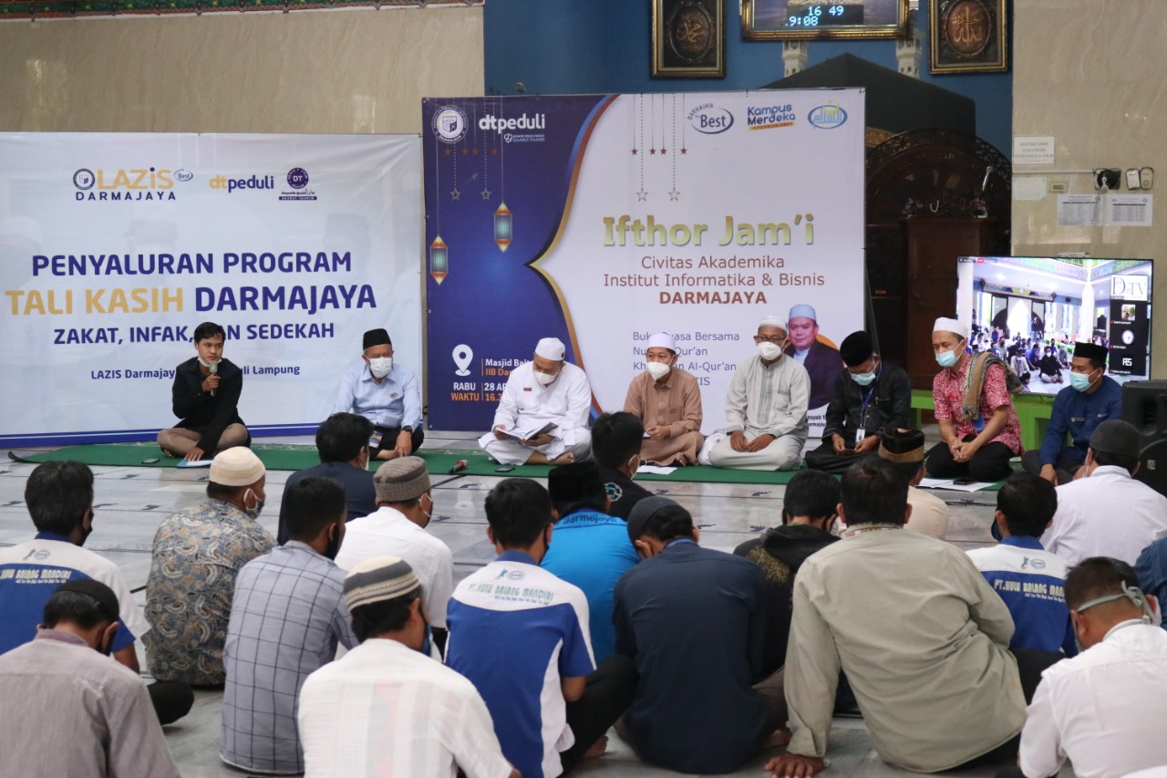 IIB Darmajaya Gelar Khatam Al-Quran, Iftar Jama’i, Penyaluran Zakat, Infak, dan Sedekah