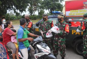 Berkah Ramadhan Giat Pembagian Takjil Terus Dilakukan Personel Kodim 0410/KBL