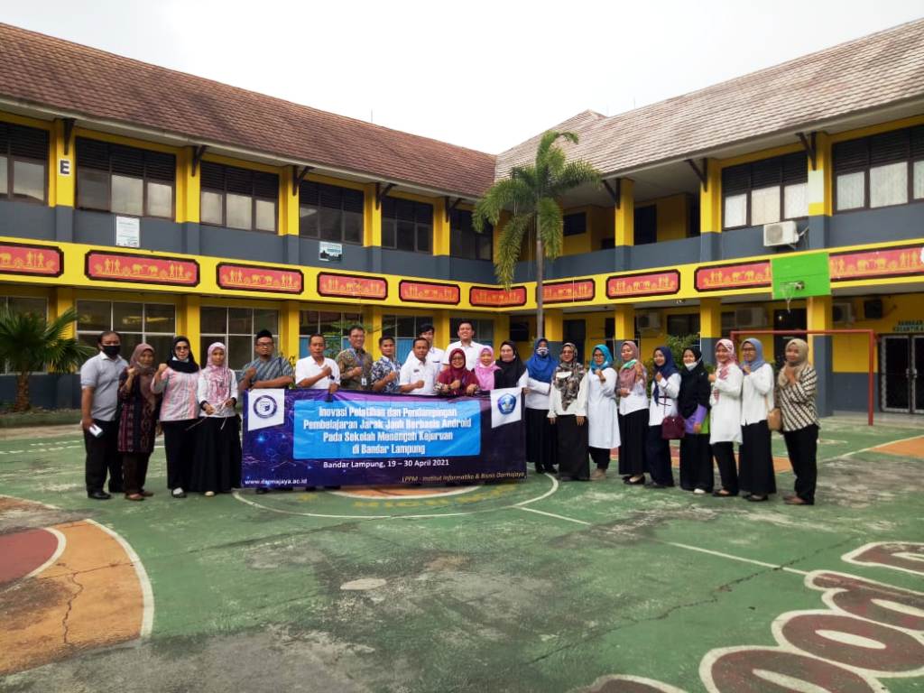 Tiga Dosen IIB Darmajaya Kenalkan LMS dalam Pengabdian di SMKN 3 Bandarlampung