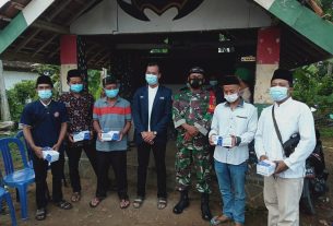 Memutus Cluster Baru Penyebaran Covid 19 Babinsa Batangharjo Bagikan Masker