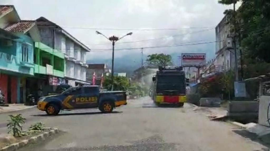 Polres Bersama Satgas Covid Semprot Disinfektan Pasar Kota Agung dan Gisting