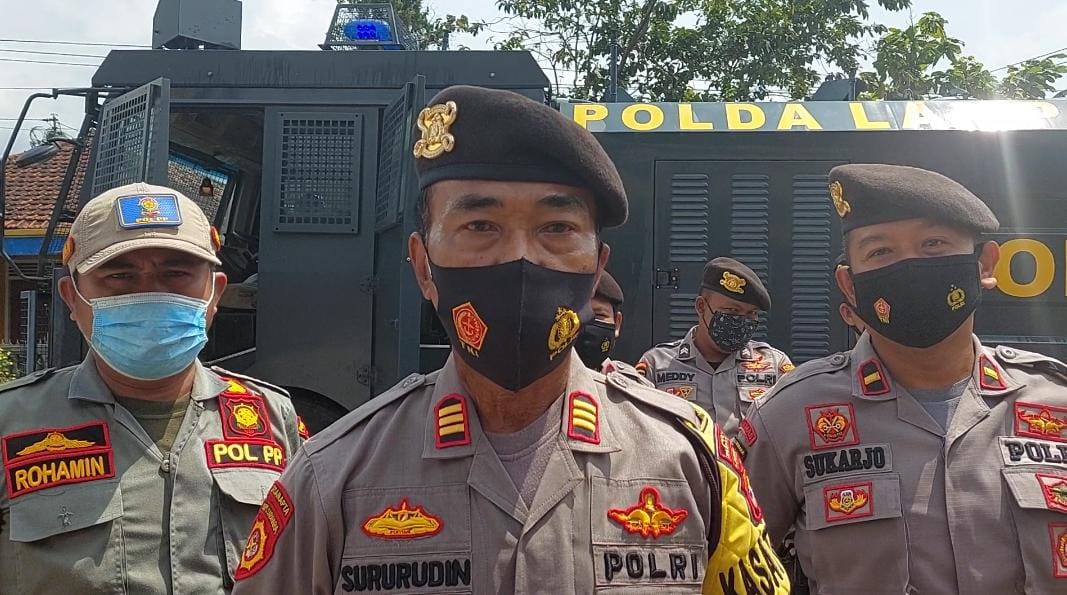 Polres Bersama Satgas Covid Semprot Disinfektan Pasar Kota Agung dan Gisting