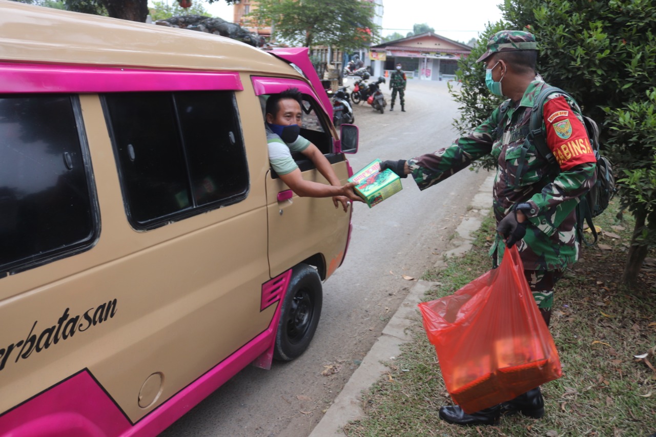 Peltu Mansyah Bagikan Menu Buka Puasa diwilayah Tugas