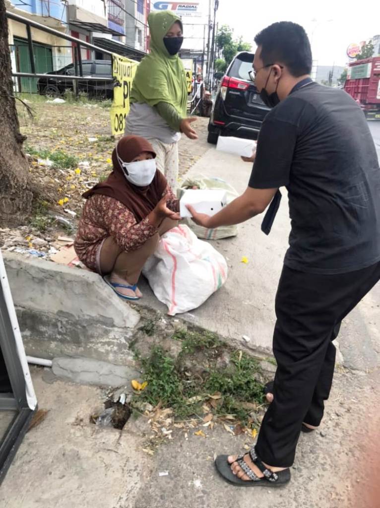 Bagikan Takjil Gratis, Dewan Guru SMP Negeri 22 Turun ke Jalan