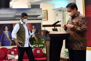 Ketua KPCPEN Airlangga Hartarto dan Ketua Satgas COVID-19 Doni Monardo sebelum memberikan keterangan pers usai mengikuti Rapat Terbatas mengenai Penanganan Pandemi COVID-19 yang dipimpin oleh Presiden RI Joko Widodo (Jokowi), Senin (24/05/2021), di Jakarta. (Foto: Humas Setkab/Rahmat)