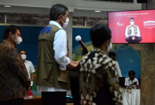 Ketua KPCPEN Airlangga Hartarto, Ketua Satgas Penanganan COVID-19 Doni Monardo dan Wamenkes Dante Saksono Harbuwono memberikan keterangan pers usai mengikuti Rapat Terbatas mengenai Penanganan Pandemi COVID-19 yang dipimpin oleh Presiden RI Joko Widodo (Jokowi), Senin (24/05/2021), di Jakarta. (Foto: Humas Setkab/Rahmat)