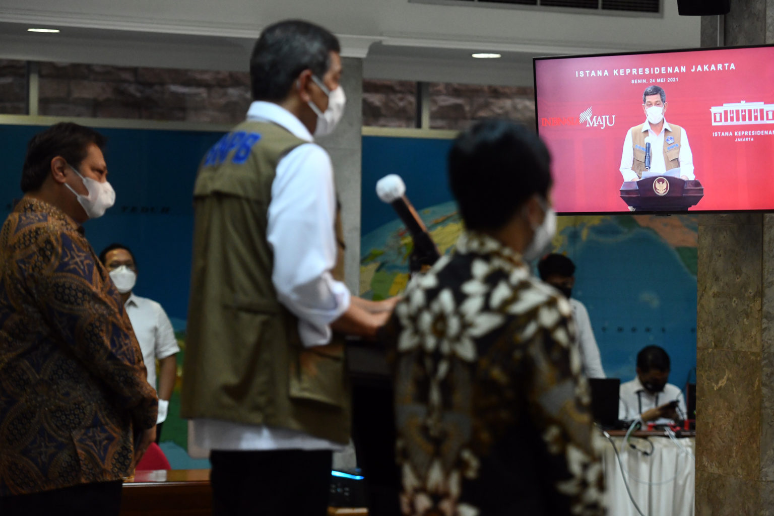 Ketua KPCPEN Airlangga Hartarto, Ketua Satgas Penanganan COVID-19 Doni Monardo dan Wamenkes Dante Saksono Harbuwono memberikan keterangan pers usai mengikuti Rapat Terbatas mengenai Penanganan Pandemi COVID-19 yang dipimpin oleh Presiden RI Joko Widodo (Jokowi), Senin (24/05/2021), di Jakarta. (Foto: Humas Setkab/Rahmat)