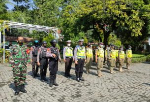 Babinsa Manahan Ikuti perasi Yustisi Masker Gabungan Pemberlakuan Pembatasan Kegiatan Masyarakat Percepat Penanganan Covid-19