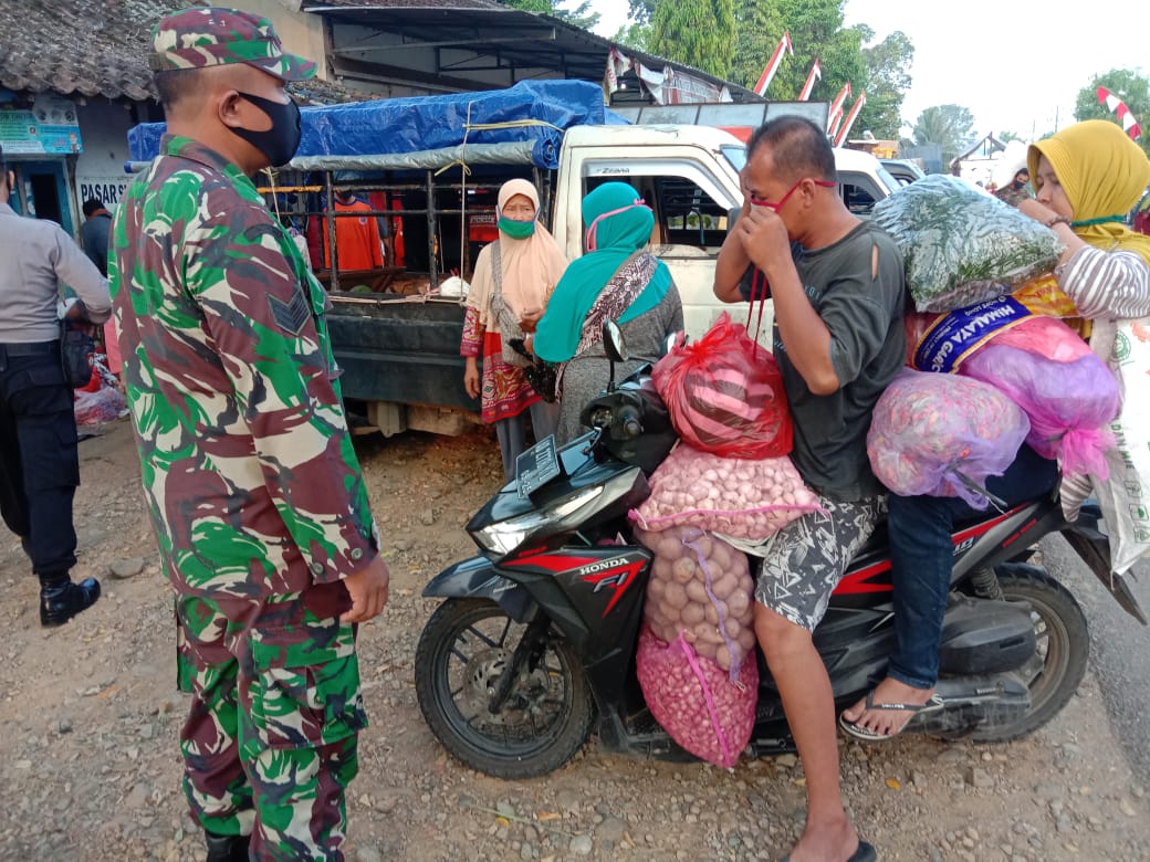 Koramil 04/Nguntoronadi Terus Berikan Himbauan Kepada Warga Agar Disiplin Terapkan Protkes