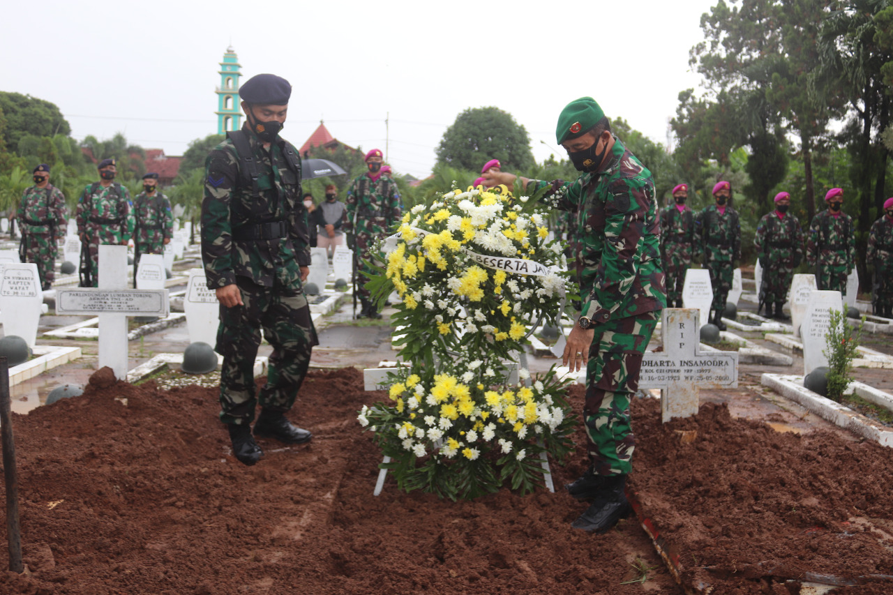 Mayor Inf Sutoto Pimpin Pemakaman Peltu Marinir Corinus Lutu