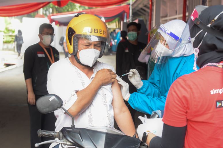 Presiden Tinjau Vaksinasi Gotong Royong Perdana dan Proyek Kereta Cepat Jakarta-Bandung