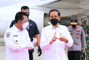 Tiba di Kepri, Presiden Jokowi Tinjau Vaksinasi Massal dan Beri Pengarahan Penanganan Pandemi