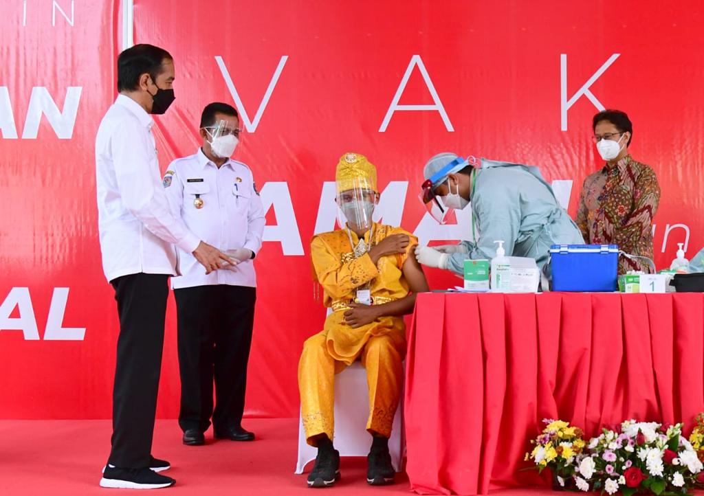 Tinjau Vaksinasi Massal di Kepri, Presiden: Manajemen Distribusi Vaksin Berjalan Dengan Baik