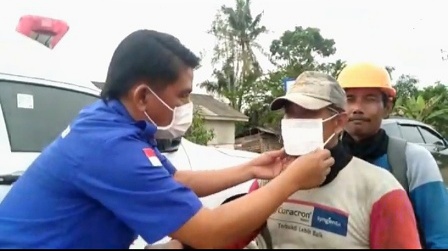 Peduli Pandemi Covid-19 Ketua PWI Mesuji Bagikan Masker Gratis