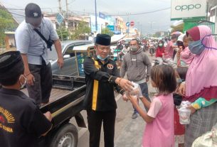 Jelang berbuka puasa, Forum Ikatan Keluarga Surakarta Bagikan Takjil Gratis