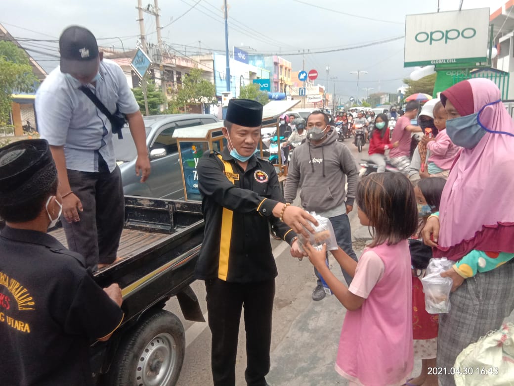 Jelang berbuka puasa, Forum Ikatan Keluarga Surakarta Bagikan Takjil Gratis