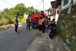 Cegah Penyebaran Covid-19 Diwilayah Binaan, Babinsa Dan Bhabinkamtibmas Laksanakan Penyemprotan Disinfektan Bersama Aparat Desa