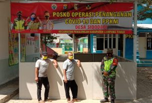 Babinsa Koramil Pekalongan Giat Di Posko PPKM Bagikan Masker