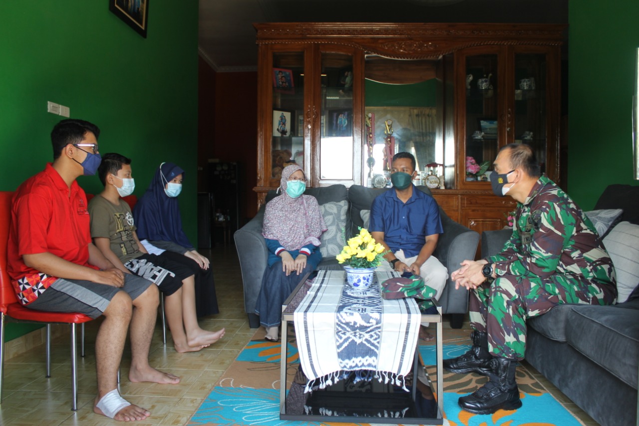 Kolonel Inf Romas Herlandes Mengunjungi Rumah Personel Kodim 0410/KBL