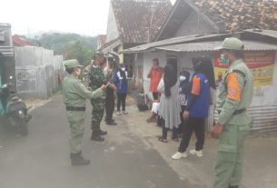 Sertu Dedi Bersama Satgas Covid 19 Patroli Menghimbau Warga