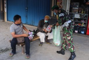 Personel Kodim 0410/KBL membagikan takjil berbuka puasa
