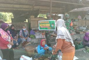 Anggota Koramil 04/Nguntoronadi Keliling Pasar Ingatkan Warga Terapkan Protkes