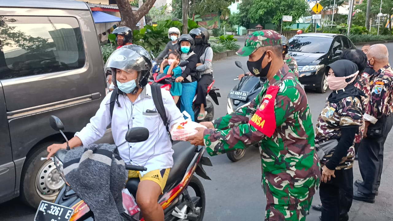 Sinergitas Koramil 02/Banjarsari Bersama Polri Dan FKPPI 1135/Surakarta Bagikan Takjil Ke Warga dan Santuni Anak Yatim