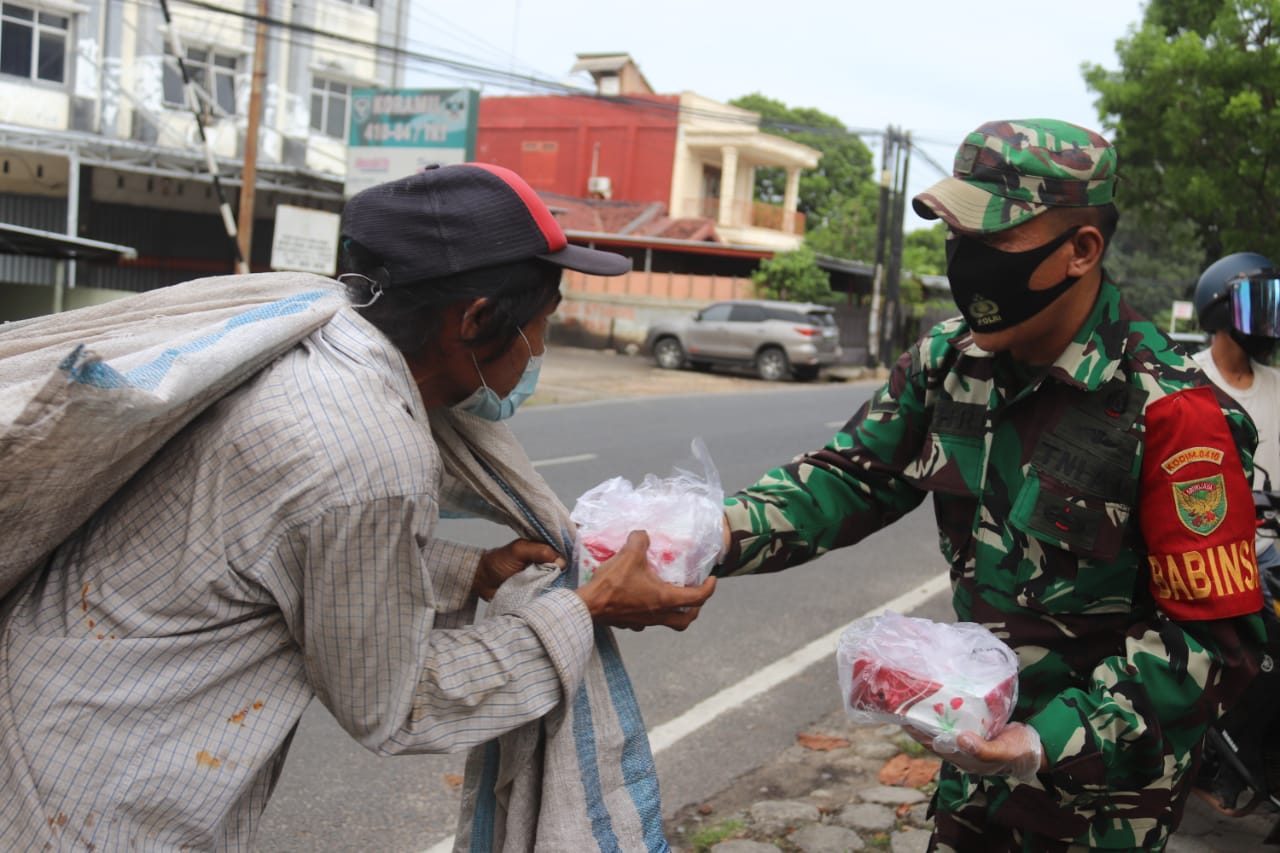 Mayor Inf Sutoto Pimpin Kegiatan Sosial Membagikan Takjil Dan Masker