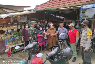 Peltu Mansyah dan Tim Gugus Tugas Melaksanakan Prokes di Pasar Tempel Rajabasa