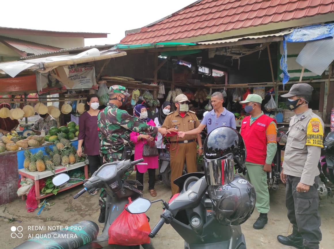 Peltu Mansyah dan Tim Gugus Tugas Melaksanakan Prokes di Pasar Tempel Rajabasa