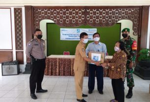 Babinsa Dampingi Penyaluran Paket Sembako Dari Jamkrindo