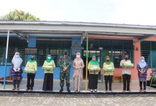 Ketua Persit KCK Cab. XXX Dim 0410/KBL Berikan Hampers Idul Fitri