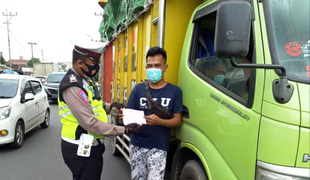 Sat Lantas Polres Tanggamus Tilang Truck ODOL