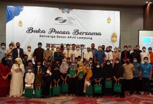 Buka Puasa Bersama APJII Lampung Santuni Anak Yatim