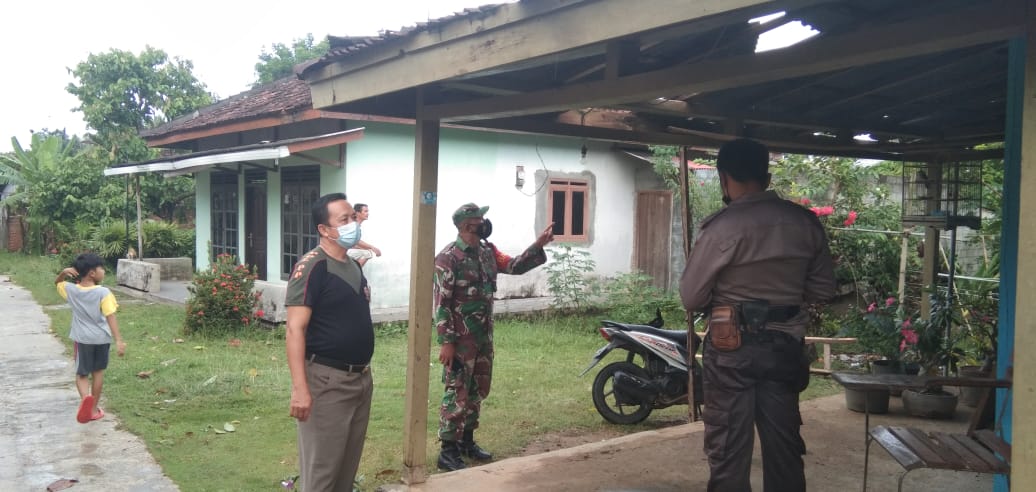 TNI Peduli bencana, Babinsa Labuhan Ratu Bantu Warga Korban Angin Puting Beliung