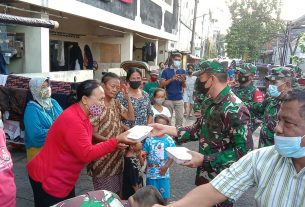 Korem 074/Warastratama Bersama Kodim Surakarta Berbagi Berkah Ramadhan Untuk Masyarakat