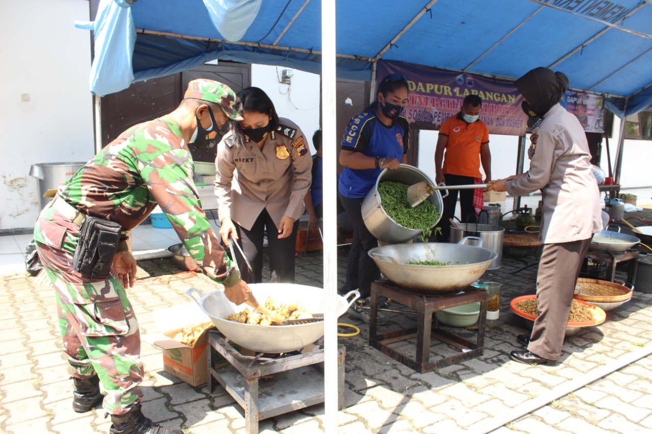 Dandim & Kapolres Bagikan Nasi kotak dari Dapur Sinergitas TNI-Polri Sukoharjo 