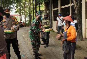 Dandim & Kapolres Bagikan Nasi kotak dari Dapur Sinergitas TNI-Polri Sukoharjo