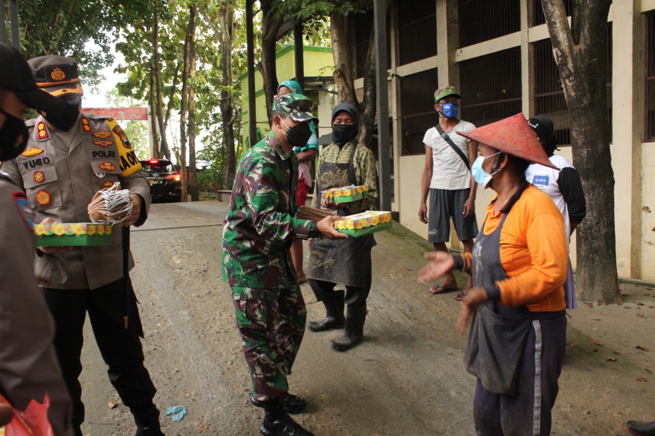 Dandim & Kapolres Bagikan Nasi kotak dari Dapur Sinergitas TNI-Polri Sukoharjo