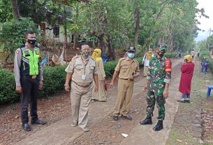 Babinsa Desa Gedong Monitoring Pemakaman Jenazah Warga Binaannya Dengan Standar Penanganan Covid-19