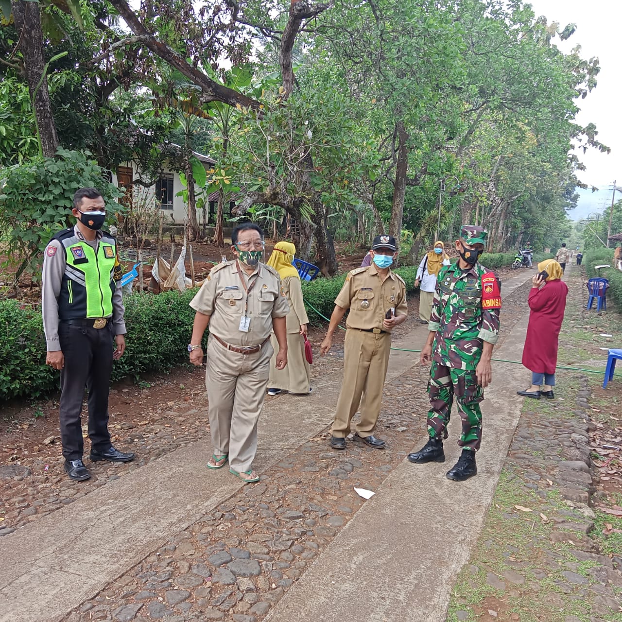 Babinsa Desa Gedong Monitoring Pemakaman Jenazah Warga Binaannya Dengan Standar Penanganan Covid-19