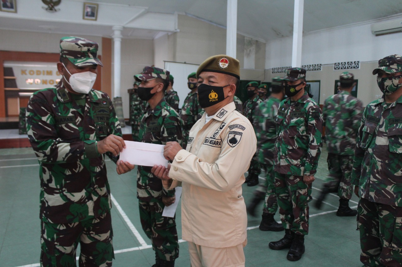 Menerima Tunjangan Hari Raya(THR) Dari Panglima