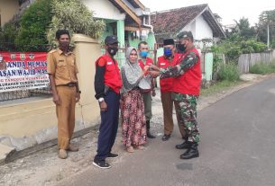 Personel Babinsa jajaran Koramil 410-05/TKP Mengimbau Warga Untuk Mematuhi Disiplin Prokes