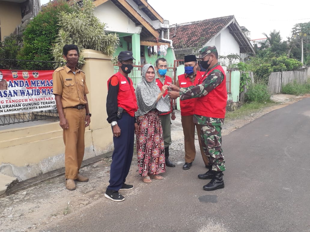 Personel Babinsa jajaran Koramil 410-05/TKP Mengimbau Warga Untuk Mematuhi Disiplin Prokes