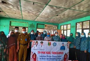 Ketua TP PKK Tanggamus Bhakti Sosial di Kecamatan Pulau Panggung