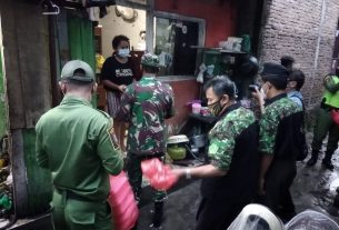 Kapten Inf Paidi Luangkan Waktu Berikan Nasi Kotak